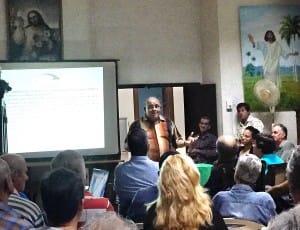 Dagoberto Valdez da charla en Iglesia en Cuba.