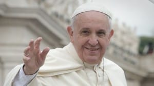 Francisco-saluda-fieles-CC_CYMIMA20150504_0004_13