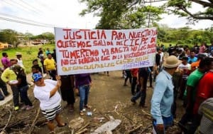 En fotos: La angustiosa vigilia por los mineros desaparecidos on marzo 8, 2016 8:02 am . Publicado en: Destacados, Sucesos  76 0 tumeremo correo caroni   Aún no hay noticias sobre las personas desaparecidas en la bulla Miamo, en las adyacencias del hato Atenas en el municipio Sifontes. Los familiares exigen que aparezcan vivos o muertos. Aunque este lunes funcionarios del Gobierno y Fuerza Armada Nacional (FAN) intentaron mediar en la apertura de la carretera nacional, la protesta se mantuvo inamovible. Aunque dicen que serían 28 los desaparecidos, con nombres y apellidos solo hay una lista de 17. ¿Por qué?  Aseguran que un parte de las presuntas víctimas no son del sector sino personas que, provenientes de otras ciudades, se aventuran a trabajar la minería, publica Correo del Caroní.